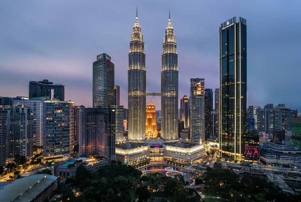 Pemandangan indah Malaysia dengan gunung dan kehijauan